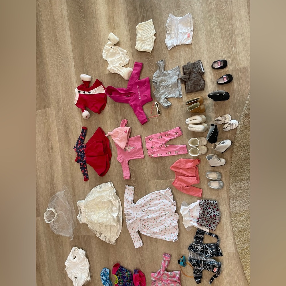 American Doll Lots of clothes and accessories - Picture 2 of 3